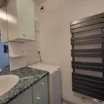 Apartamento T2 Avec Balcon, A 100m De La Et Proche Des Commerces A - Fr-1-364-93 *