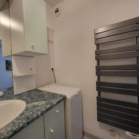 Appartement T2 Avec Balcon, A 100m De La Et Proche Des Commerces A - Fr-1-364-93 *