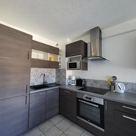 Appartement T2 Avec Balcon, A 100m De La Et Proche Des Commerces A - Fr-1-364-93 *