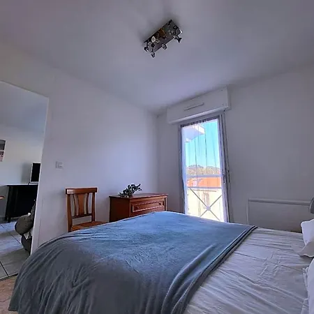 T2 Avec Balcon, à 100m De La Et Proche Des Commerces à - Fr-1-364-93 Appartement