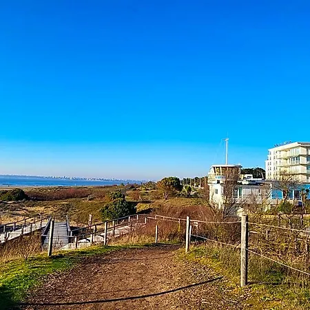 Appartement T2 Avec Balcon, à 100m De La Et Proche Des Commerces à - Fr-1-364-93 *