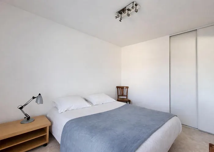 T2 Avec Balcon, A 100m De La Et Proche Des Commerces A - Fr-1-364-93 아파트