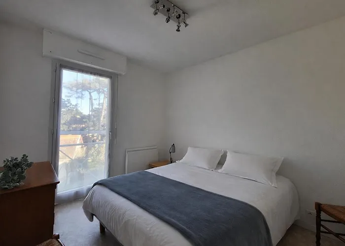 T2 Avec Balcon, A 100m De La Et Proche Des Commerces A - Fr-1-364-93